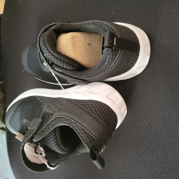 All in motion sneakets - Picture 4 of 4